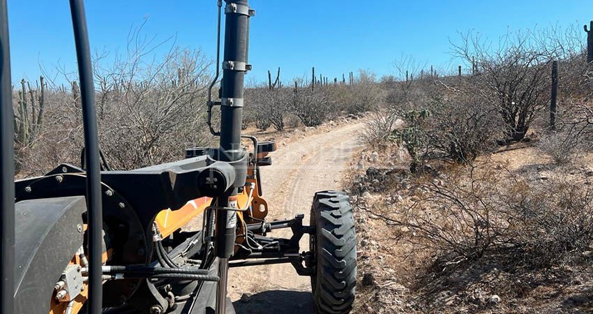 Rehabilitan 32 kilómetros de camino rural en el ejido Alfredo V. Bonfil