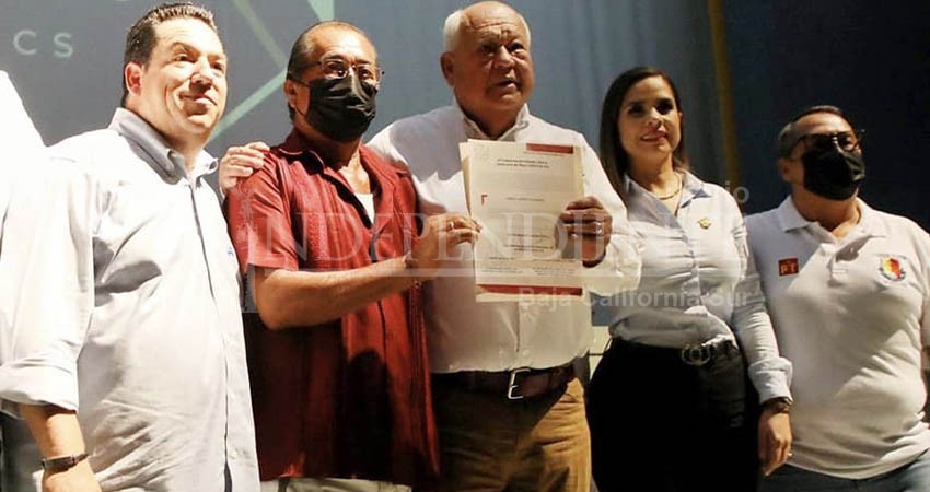 Tras 13 años de espera, entregan 175 concesiones a taxistas de Los Cabos