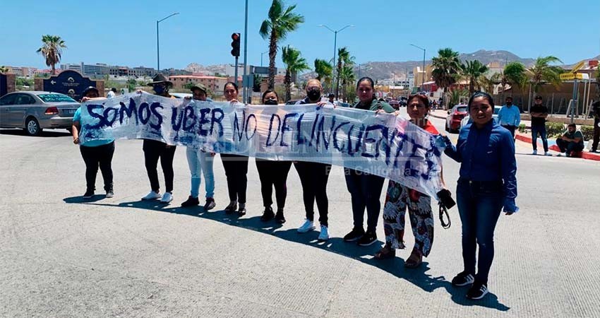 “No toleraremos más acoso”: conductores UBER bloquean Transpeninsular por más de 7 horas