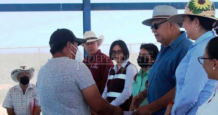 Entrega Castro Cosío apoyos a pescadores de El Dátil y El Cardón