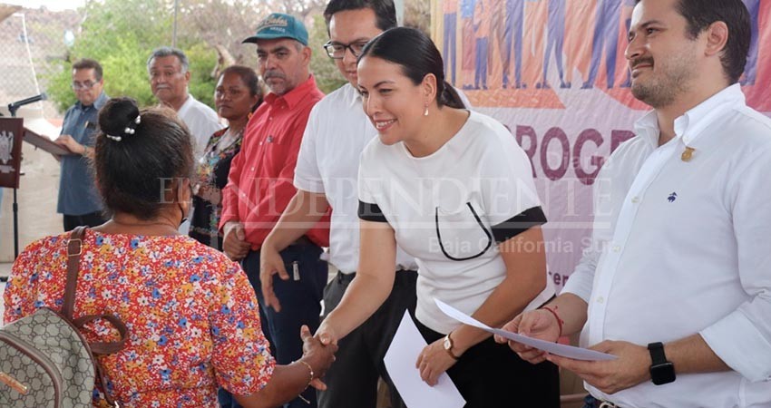 Invierte el Ayuntamiento La Paz en tinacos  y piso firme en beneficio de la población