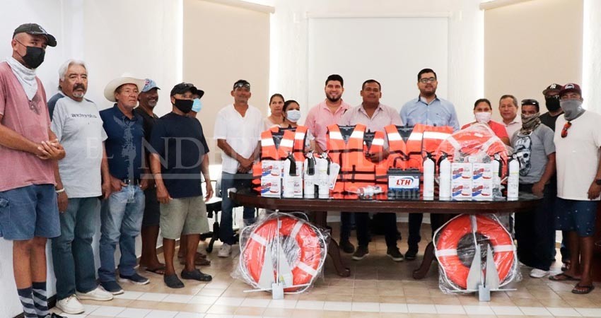 Entregan autoridades municipales equipos para la seguridad marítima a pescadores de CSL