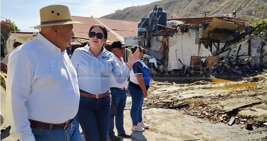 “No están solos”: recorre gobernador zona afectada por incendio en Santa Rosalía