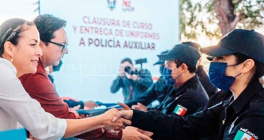 Entregan uniformes a integrantes de la Policía Auxiliar de La Paz