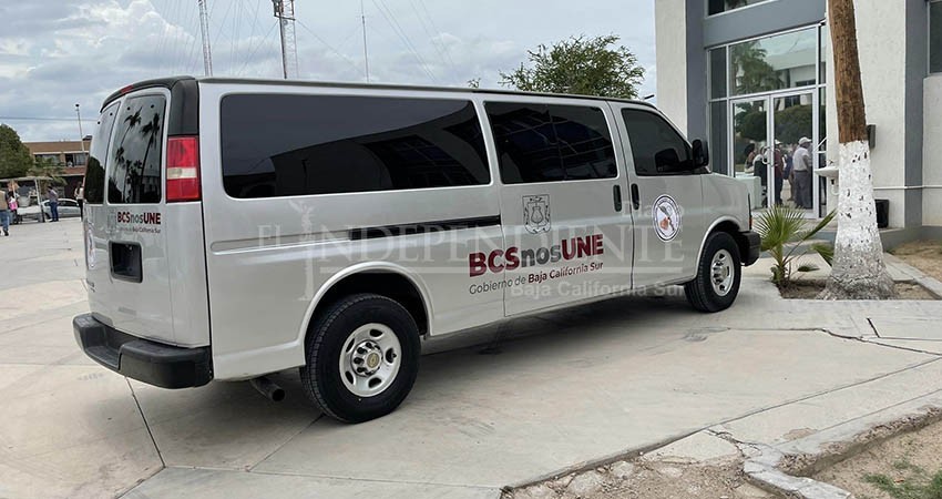 Se disculpa gobernador por entregar camioneta con fallas a grupos de búsqueda