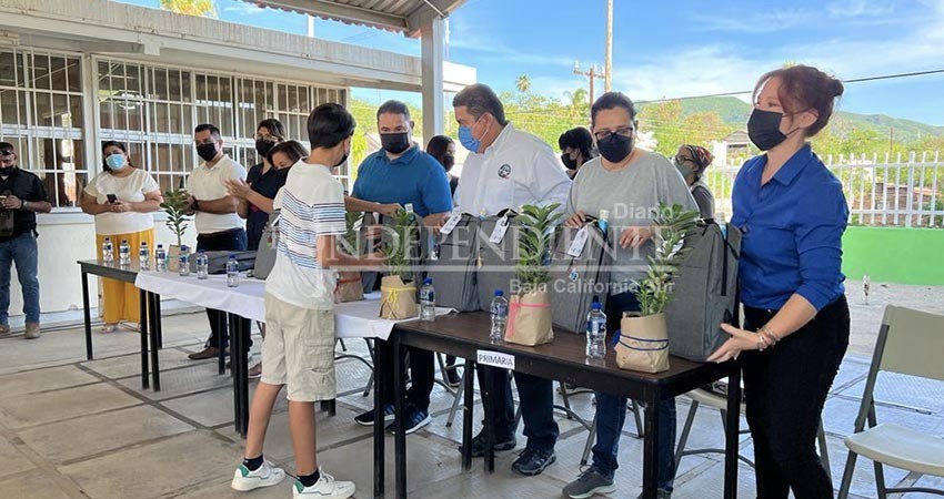 UABCS entrega donación de útiles escolares y mochilas en San Antonio y el Triunfo