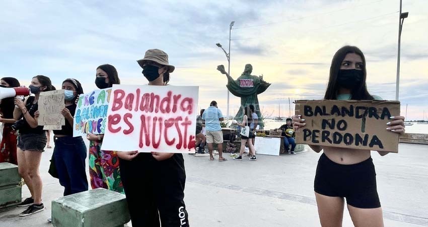 Jóvenes se manifiestan a favor de Balandra