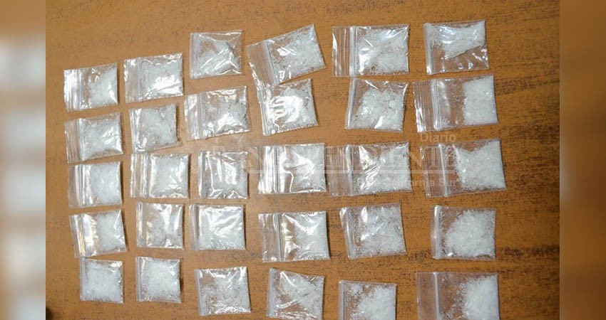 Aseguran a una pareja en posesión de 875 dosis de narcóticos