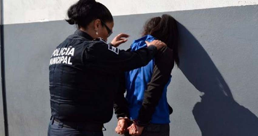 Fueron aprehendidas dos mujeres por diversos delitos
