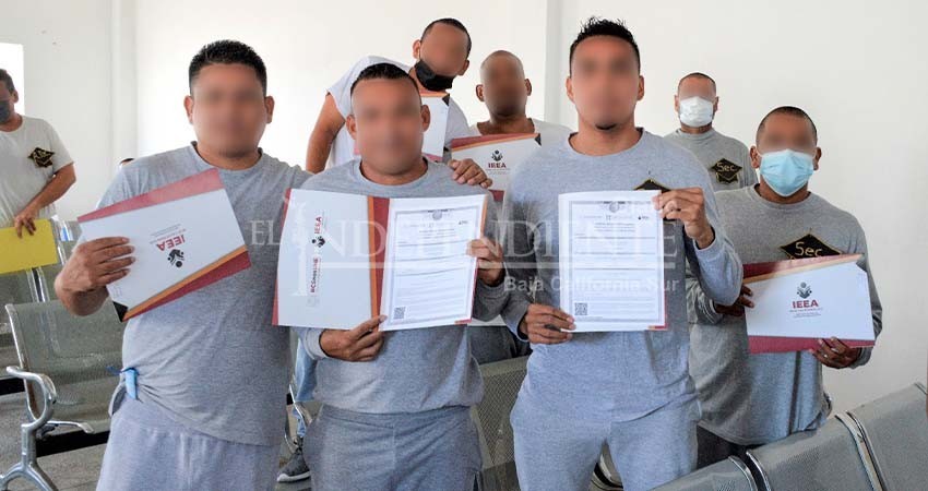 Entregan certificados de primaria y secundaria a 29 personas privadas de la libertad