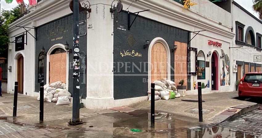 Cerrados comercios del Centro Histórico de San José del Cabo por lluvias