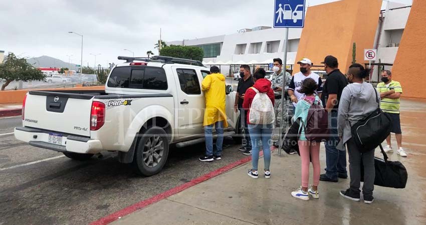 Apoya Ayuntamiento a turistas que por causas metereológicas no pudieron salir del Aeropuerto Internacional de Los Cabos
