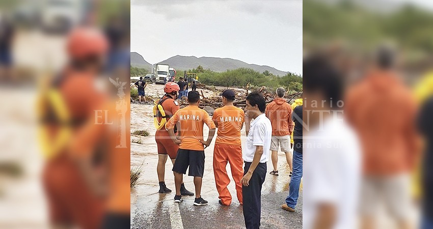 Rescatan a pasajeros de autobús atrapado en Loreto; choferes no quisieron bajar