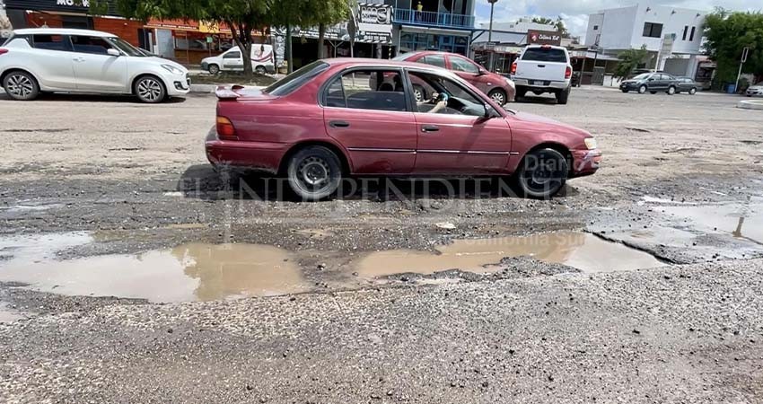 Trabaja SAPA en derrames y desazolves del drenaje La Paz; “no nos tiren aceite”, piden