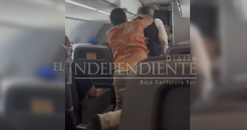 Sobrecargo fue atacado por un pasajero, en vuelo Los Cabos - L.A.