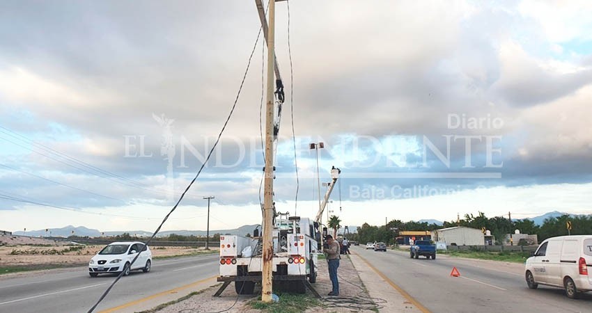 Rehabilitan alumbrado público en la Subdelegación de Chametla