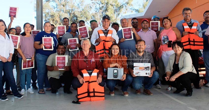 Reciben productores pesqueros y acuícolas de Puerto San Carlos apoyos por 2.5 MDP