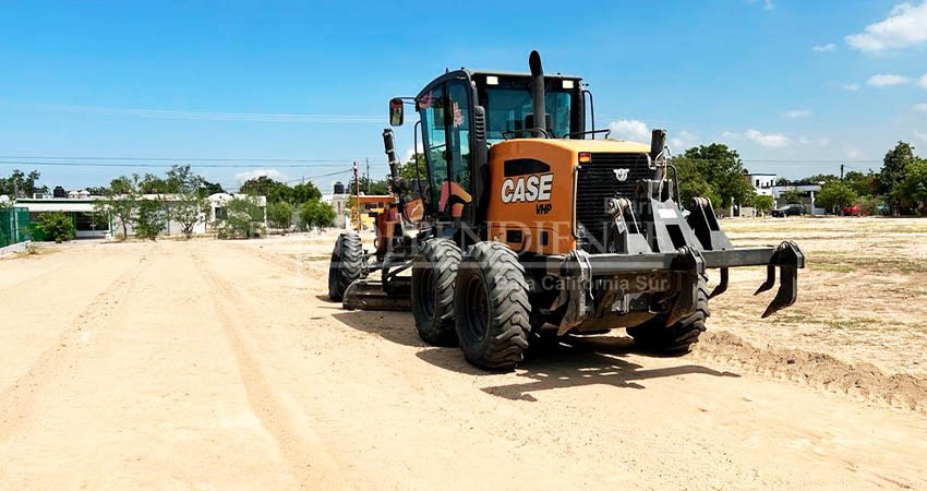 Realizan nivelación de campos en colonia Tabachines y Ayuntamiento La Paz
