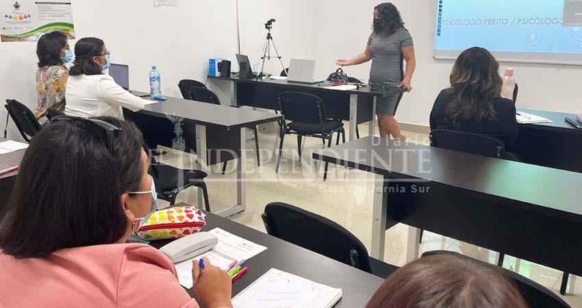 Reciben capacitación psicólogas del centro de justicia para las mujeres
