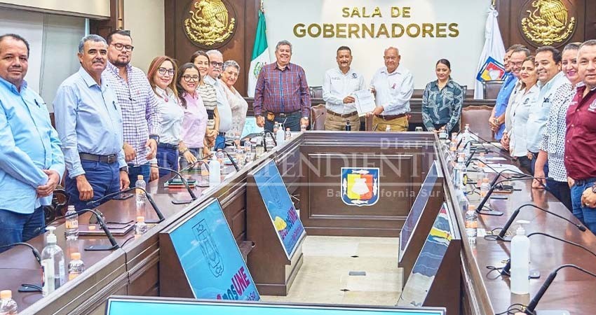 Recibe gobernador VCC pliego petitorio de Sindicato de Burócratas