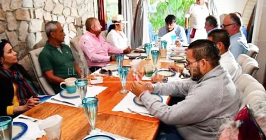 Se reúnen colonos de El Médano y alcalde Los Cabos
