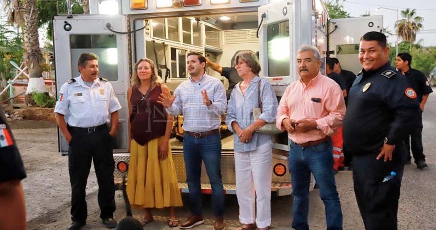 Bomberos de Todos Santos recibieron donación de una ambulancia