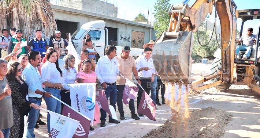 Ayuntamiento Los Cabos da banderazo de inicio de obra para la introducción de la red hidráulica en la colonia Valle del Cabo