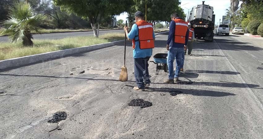 Intensifica el gobierno del estado los trabajos de bacheo en La Paz