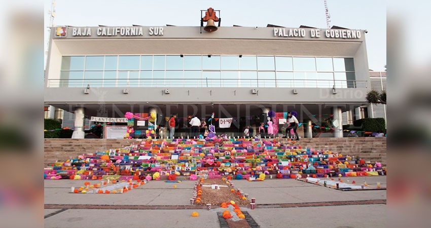 Docentes convierten Palacio de Gobierno en "altar de muertos"