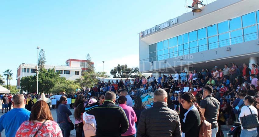 Por levantar paro, inconformes buscan destitución de líder del SNTE