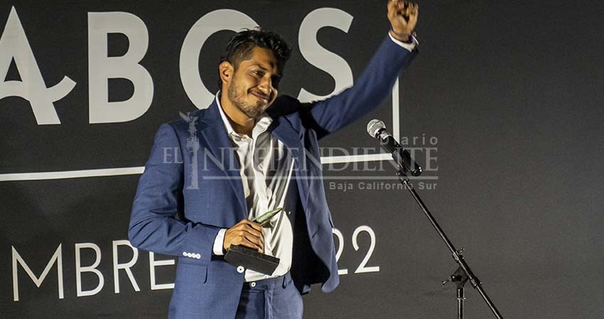 Recibe Tenoch Huerta premio "Sin Fronteras", en el Festival Internacional de Cine Los Cabos