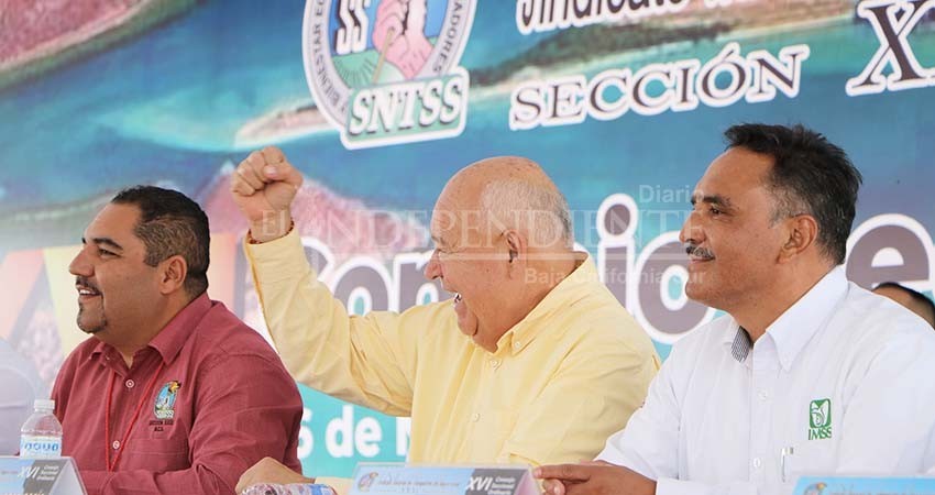 Reconoce gobernador Castro Cosío, desempeño de trabajadores de IMSS