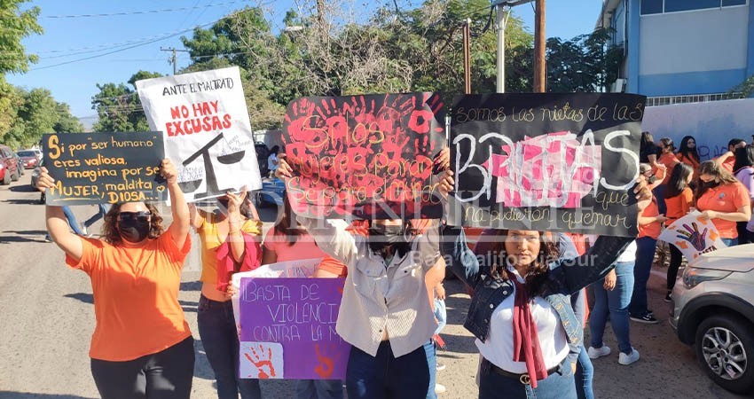 Sector educativo marcha contra la violencia tras agresión a alumna de Normal Superior