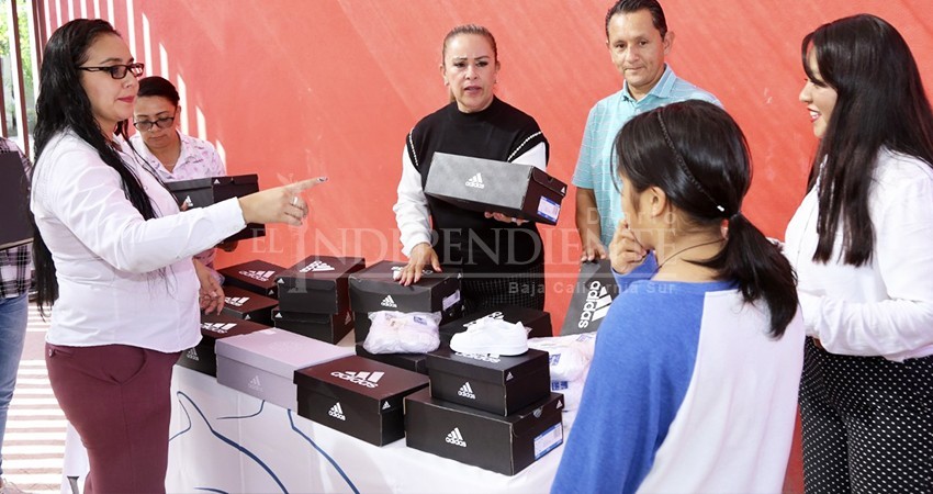 DIF Los Cabos continúa entregando calzado para niñas, niños y adolescentes de Casa Hogar en SJC