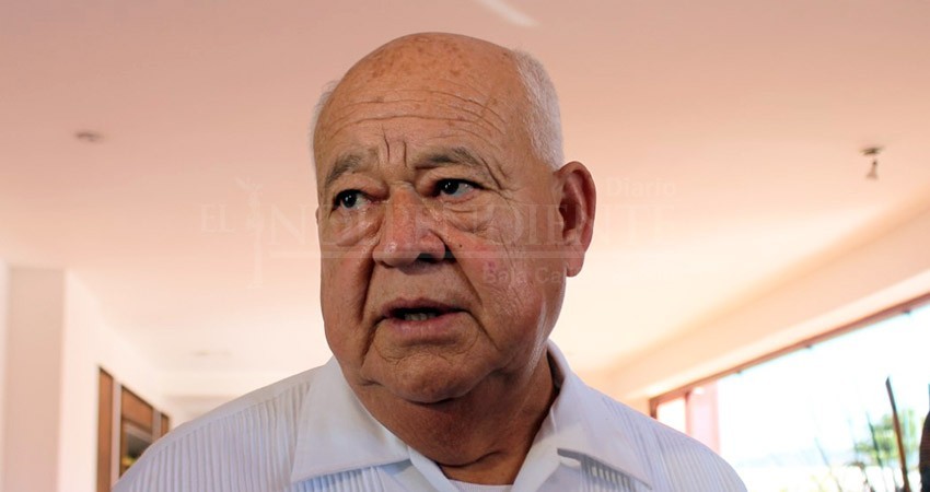 No puedo renunciar a mi pensión, por eso me bajé el sueldo: Gobernador