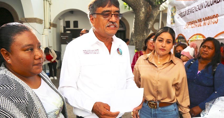 Encabeza alcalde Oscar Leggs la entrega de apoyos asistenciales a madres trabajadoras