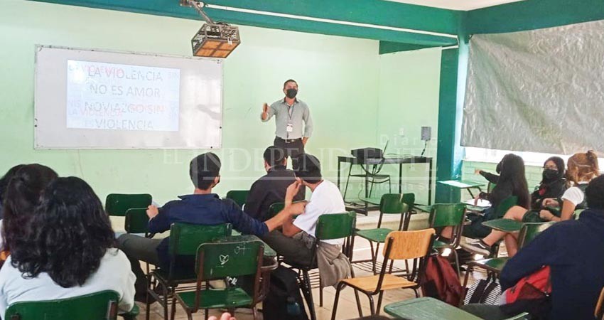 Reciben estudiantes de preparatoria pláticas sobre violencia de género en el noviazgo