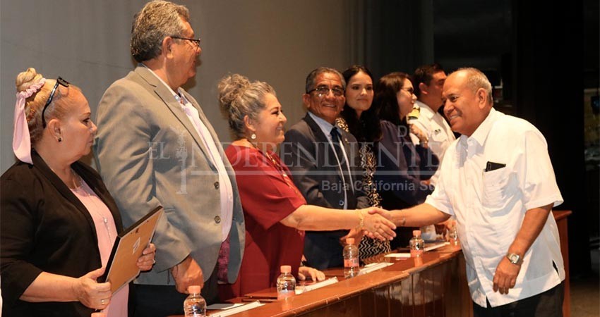 Reconoce SEP a personal docente y administrativo de colegios de bachilleres