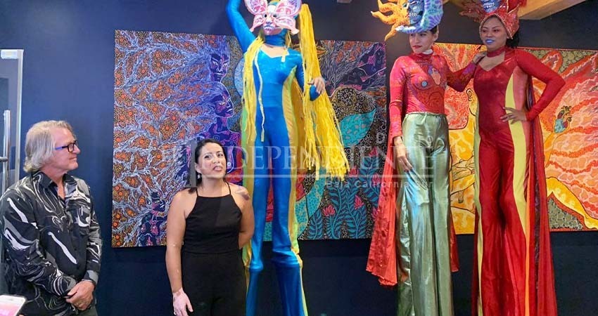 Inaugura la artista Frida Gutiérrez su exposición “Los colores de la mujer”