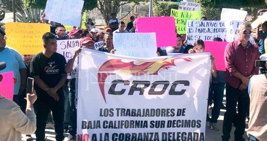 Protestan trabajadores adheridos a la CROC contra cobranza delegada