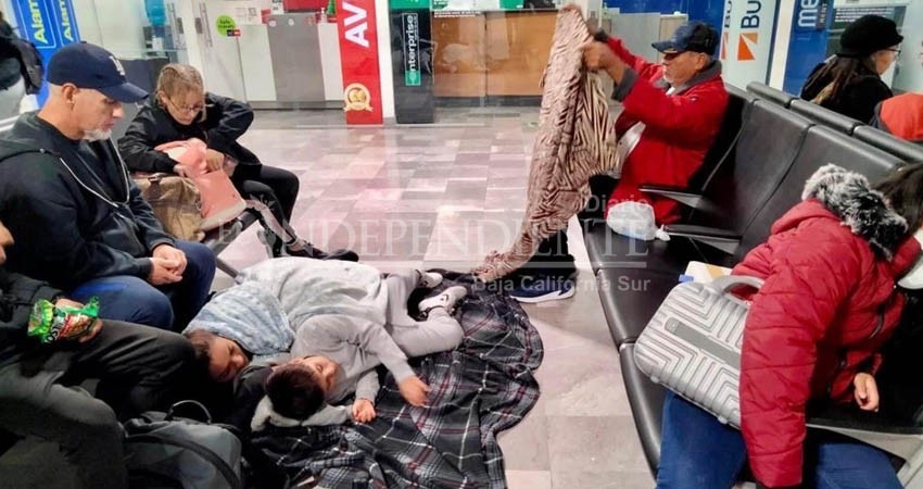 Decenas de pasajeros varados en el aeropuerto de La Paz