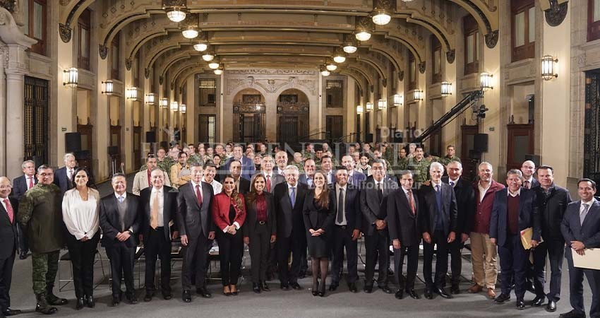 Se reúne AMLO con gobernadores de México en Palacio Nacional