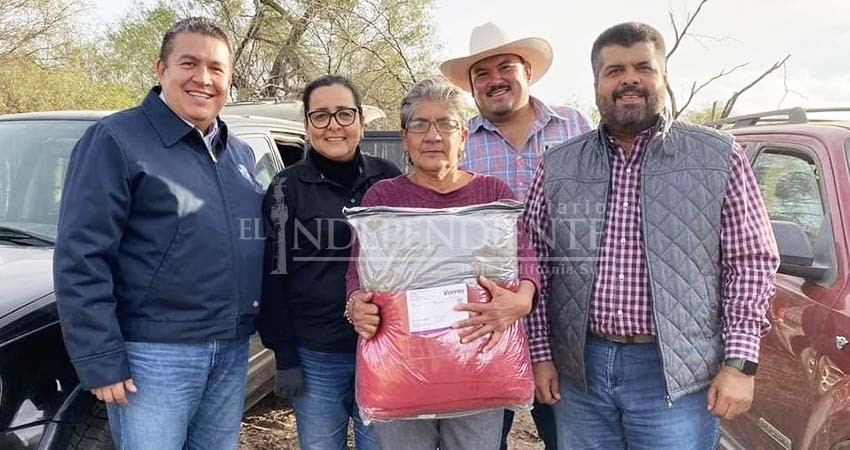 Entrega la UABCS donativo de cobijas en poblaciones rurales