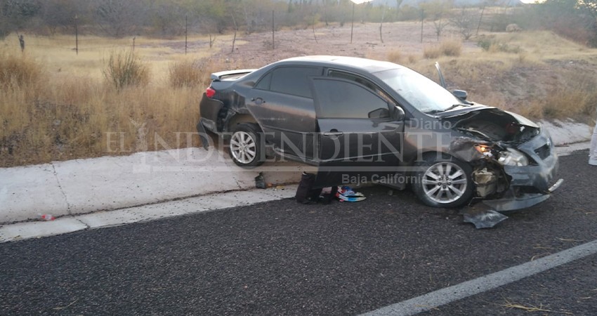 Carro choca contra un barandal de la carretera al sur