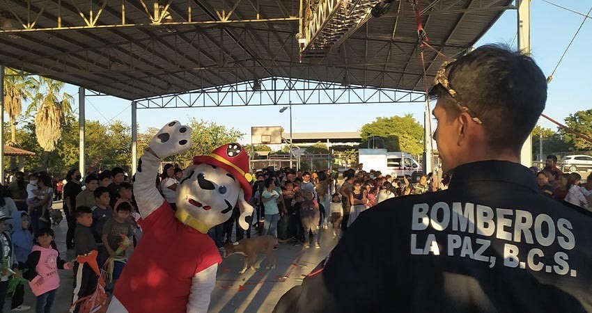 Entregan Bomberos juguetes a la comunidad de Melitón Albañez
