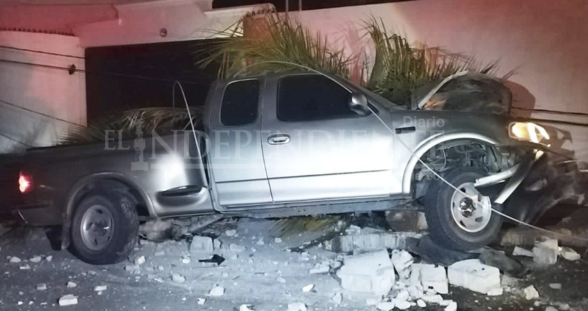 Joven de 19 años derriba 3 postes de luz y se impacta contra barda