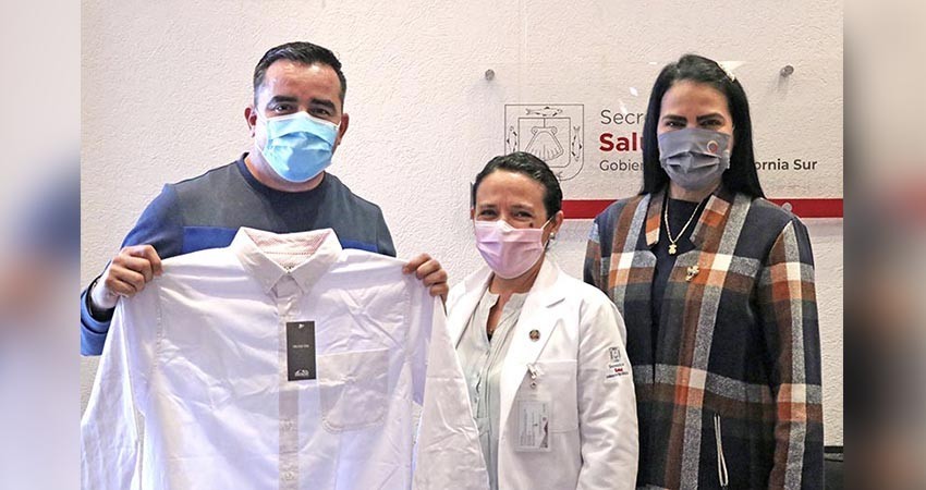 Gobierno de BCS inició la entrega de uniformes para personal de salud estatal