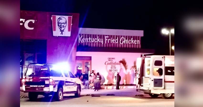 Trabajador del KFC cae del techo del restaurante