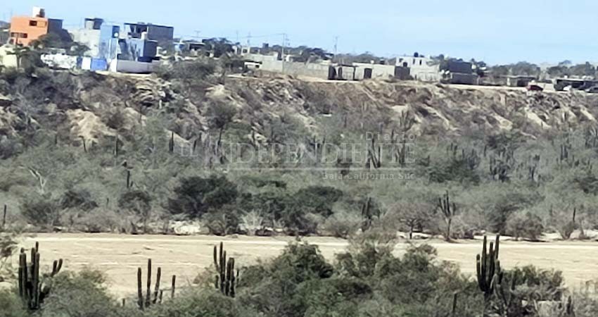 Vecinos de Lomas del Valle denuncian invasión del arroyo