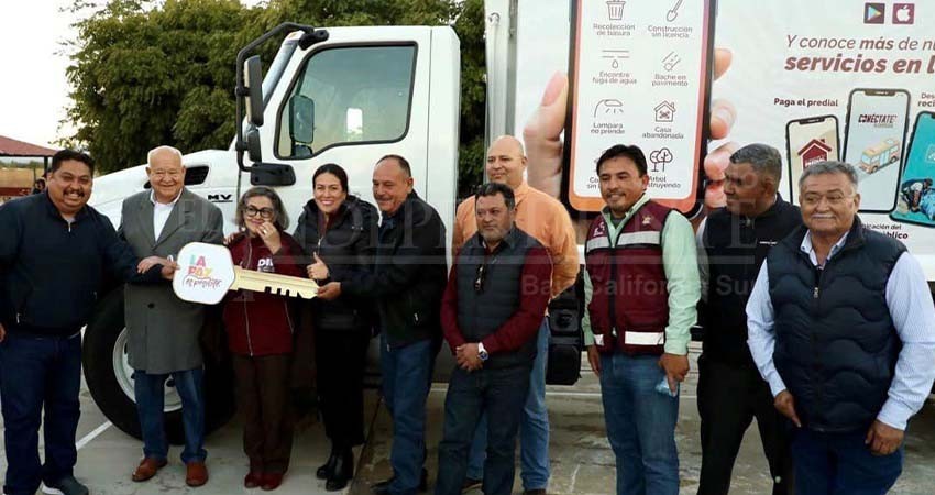 Alcaldía La Paz entrega camión recolector de basura para Los Planes y El Sargento